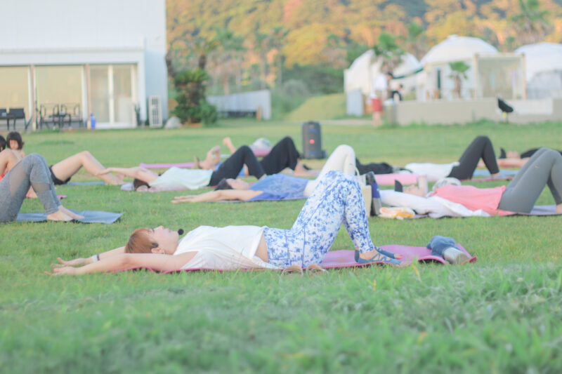 福岡県糸島市にあるグランピング施設でヨガとピラティスをする女性たち