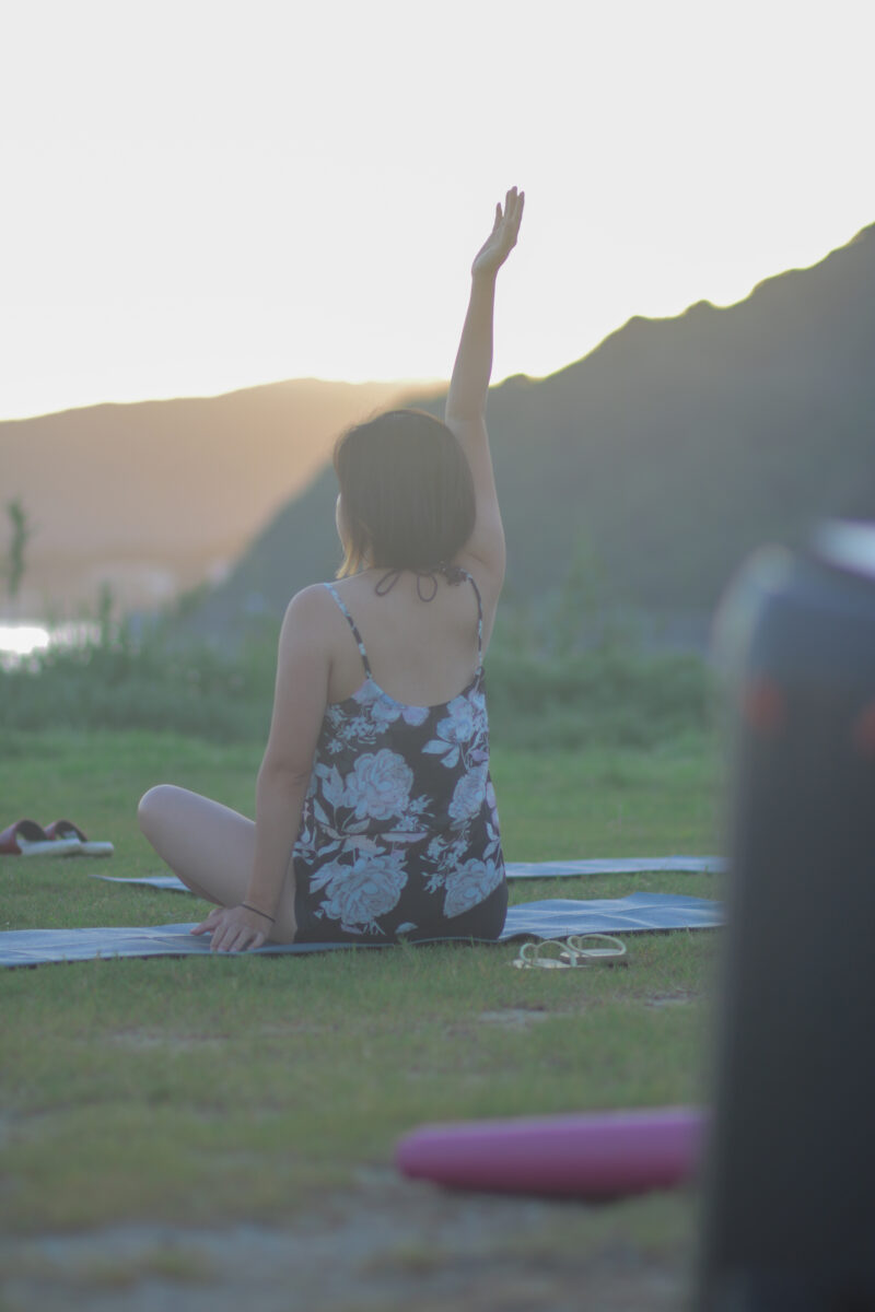 福岡の糸島でピラティスをする女性