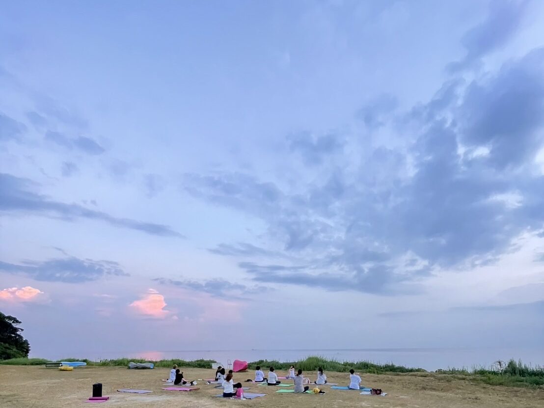 糸島で朝ヨガをしている風景